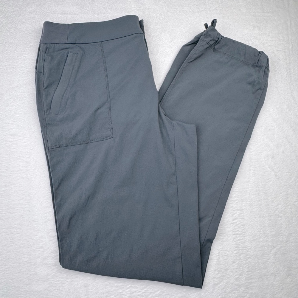 Athleta Women’s pants. Size 16T. Front and rear zipper pockets. Gray.
